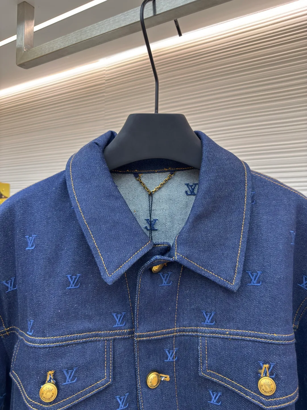 LOUIS VUITTON embroidered logo denim jacket ●Authentic product: purchased and developed by 26506 ●Item number: 1680016-B85 ●Fabric: denim fabric ●Technology: embroidery production ●Version: fitted version ●Weight: about 1290 grams ●Size: 46-48-50-52 ●Description: The fabric is made of 430g denim fabric, which feels breathable and comfortable after washing. Every detail is customized by YB, with matching patterns, custom hardware buttons, and leather tags that are highly restored, comparable to the original ones. It can be matched with the same style to create a fashionable look, and can be used in various occasions. Customized accessories, complete with three standards, same style for men and women!